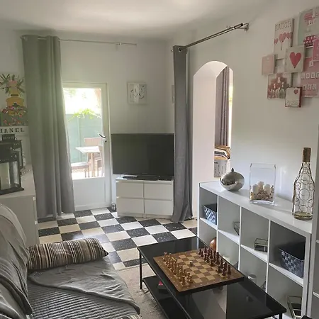 Apartment Charming Garden Lorettes